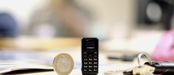 Zanco tiny t1 es el teléfono más pequeño del mundo que mide el mismo tamaño que una unidad USB