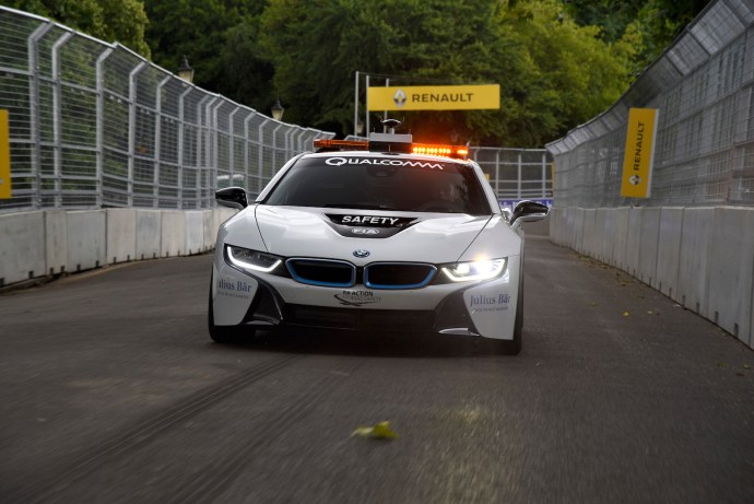 BMW i8 Formula E Safety Car: manos a la obra con el híbrido de 380 hp con carga inalámbrica